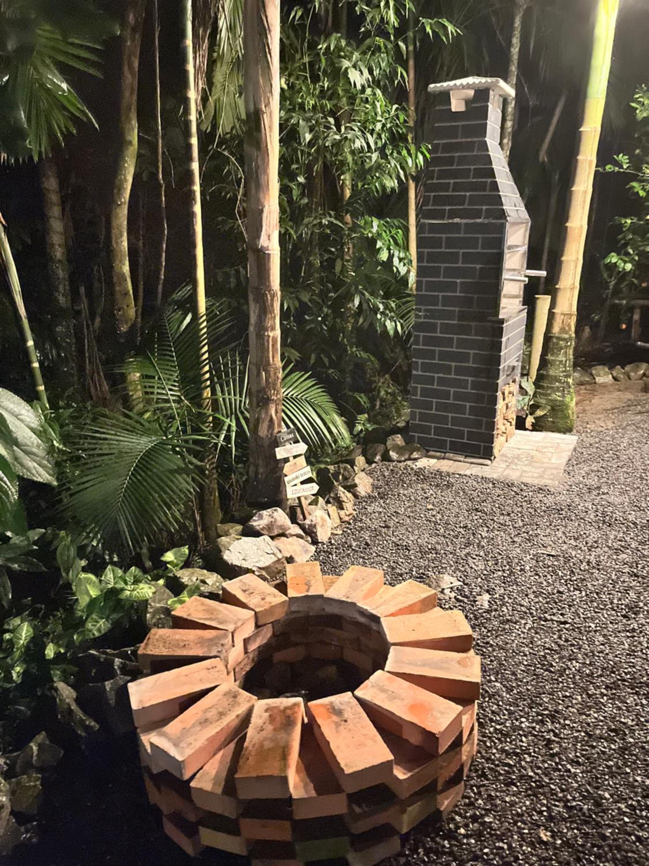 Chalé de madeira com vista para o rio