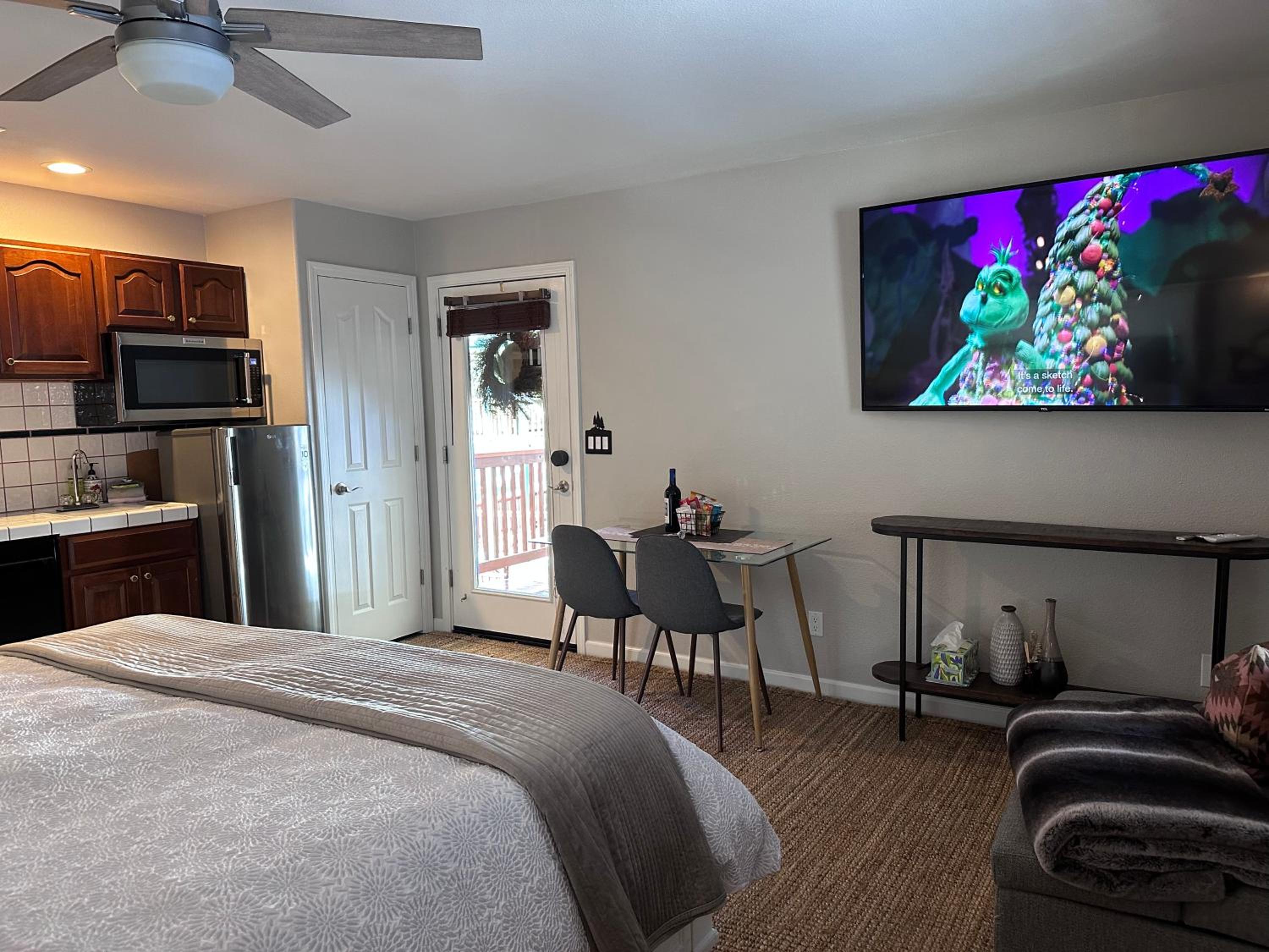 YoBee! Welcome Breakfast and Park Reservations Included! Heart of Yosemite - Homey Studios and Apartments - AC-WiFi-EV