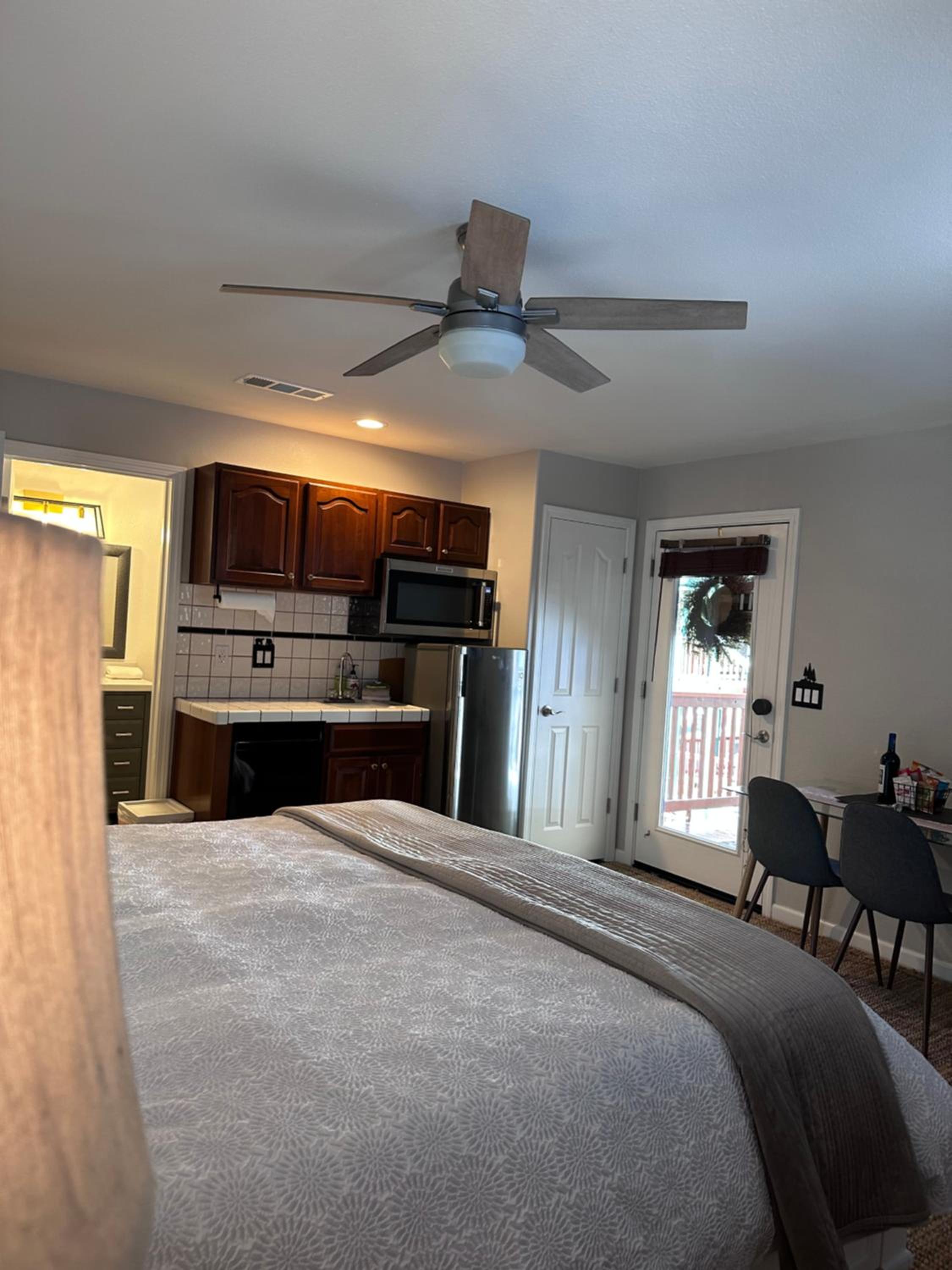 YoBee! Welcome Breakfast and Park Reservations Included! Heart of Yosemite - Homey Studios and Apartments - AC-WiFi-EV