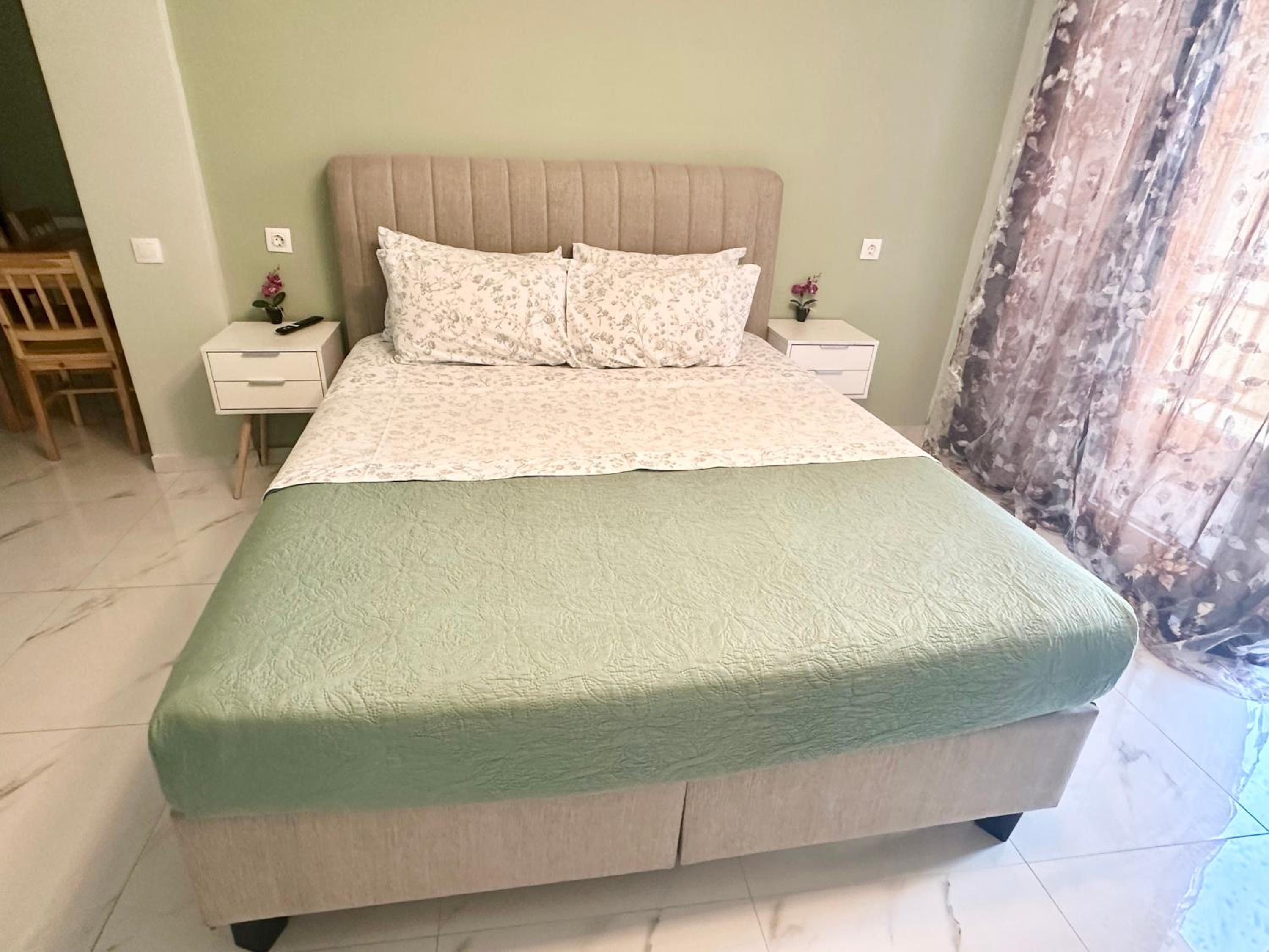 Acropolis Modern Apartments free parking,free pet hosting,Netflix