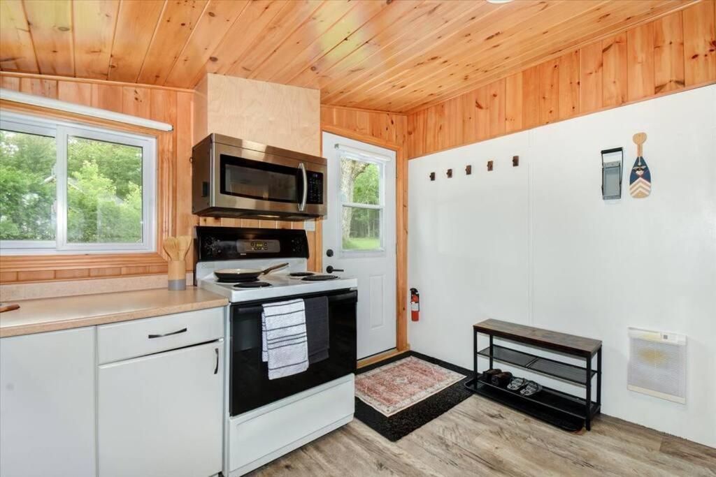 Cozy 3-Bdrm Waterfront Cottage
