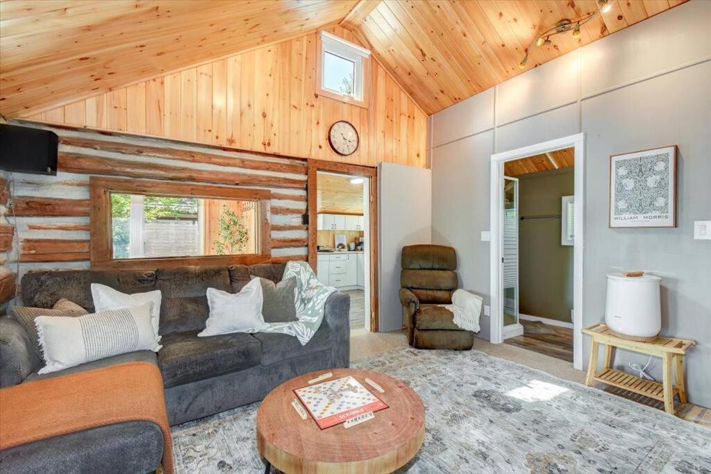 Cozy 3-Bdrm Waterfront Cottage