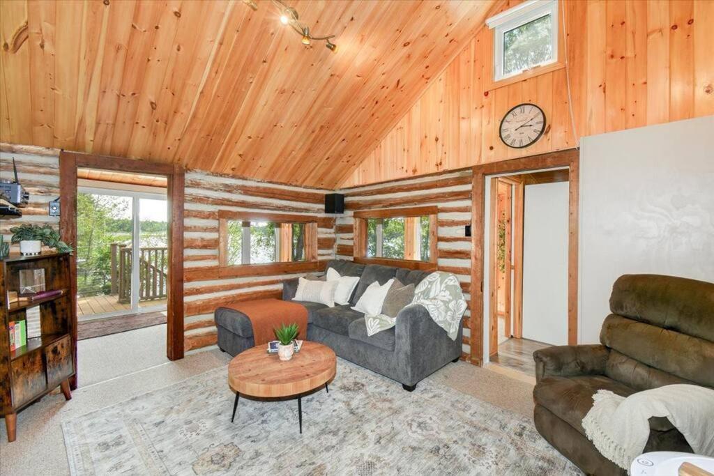Cozy 3-Bdrm Waterfront Cottage