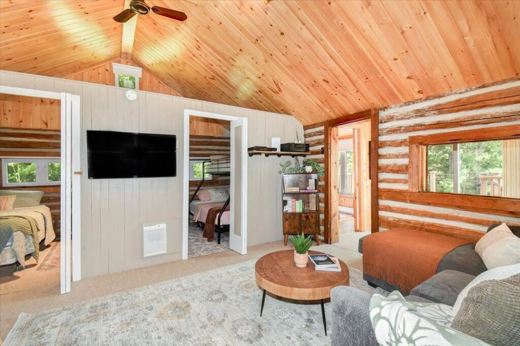 Cozy 3-Bdrm Waterfront Cottage