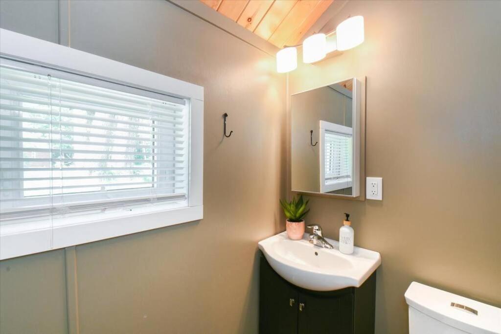 Cozy 3-Bdrm Waterfront Cottage