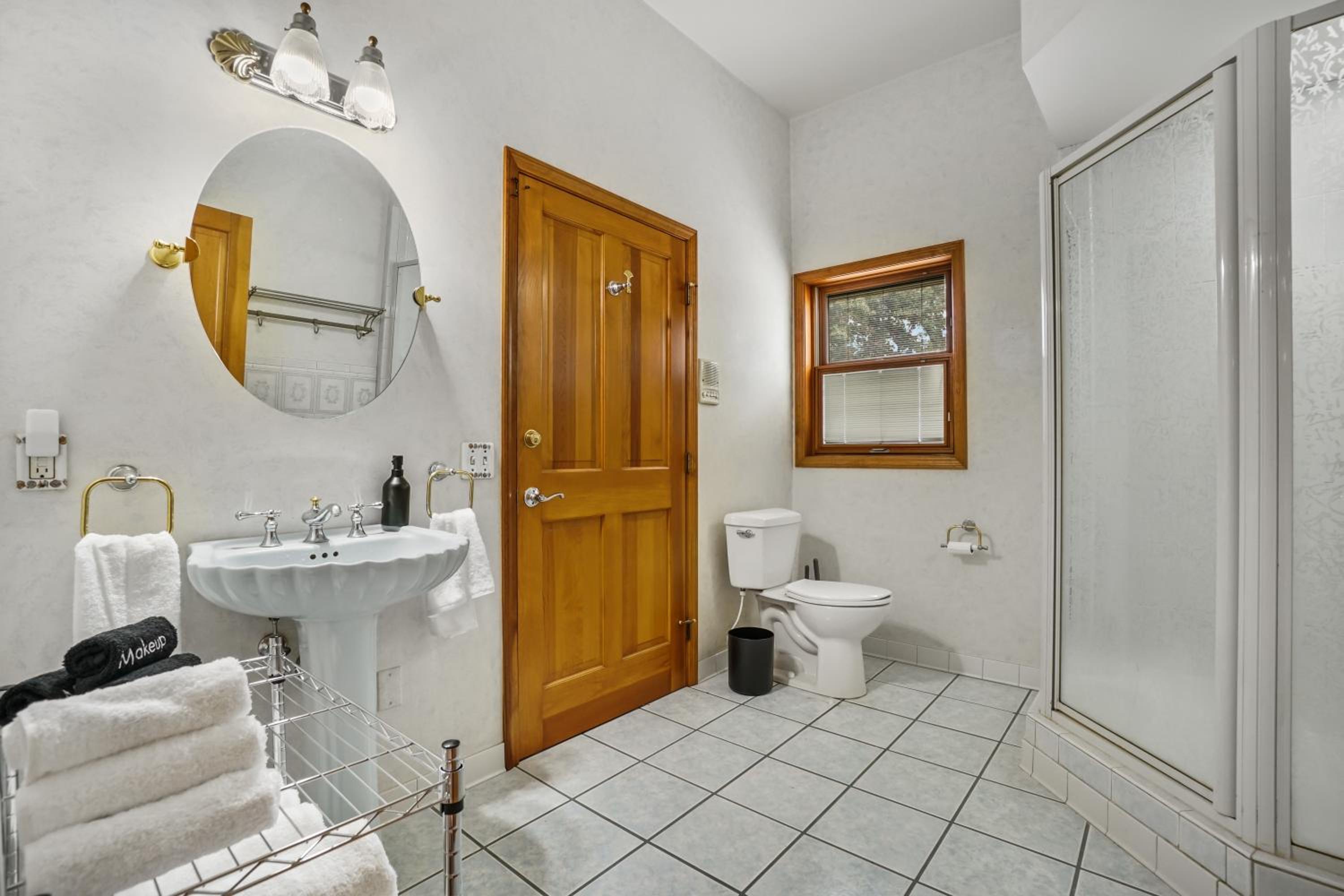 6BR Houghton Lake House with Indoor Pool, Hot Tub and Golf Simulator view 4