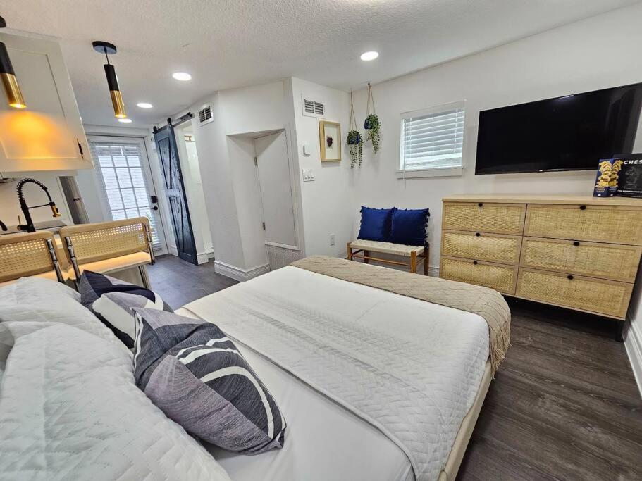 The Hideaway DT Orlando Tiny Home w Free Parking