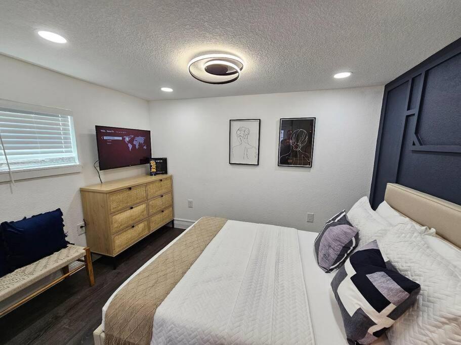 The Hideaway DT Orlando Tiny Home w Free Parking