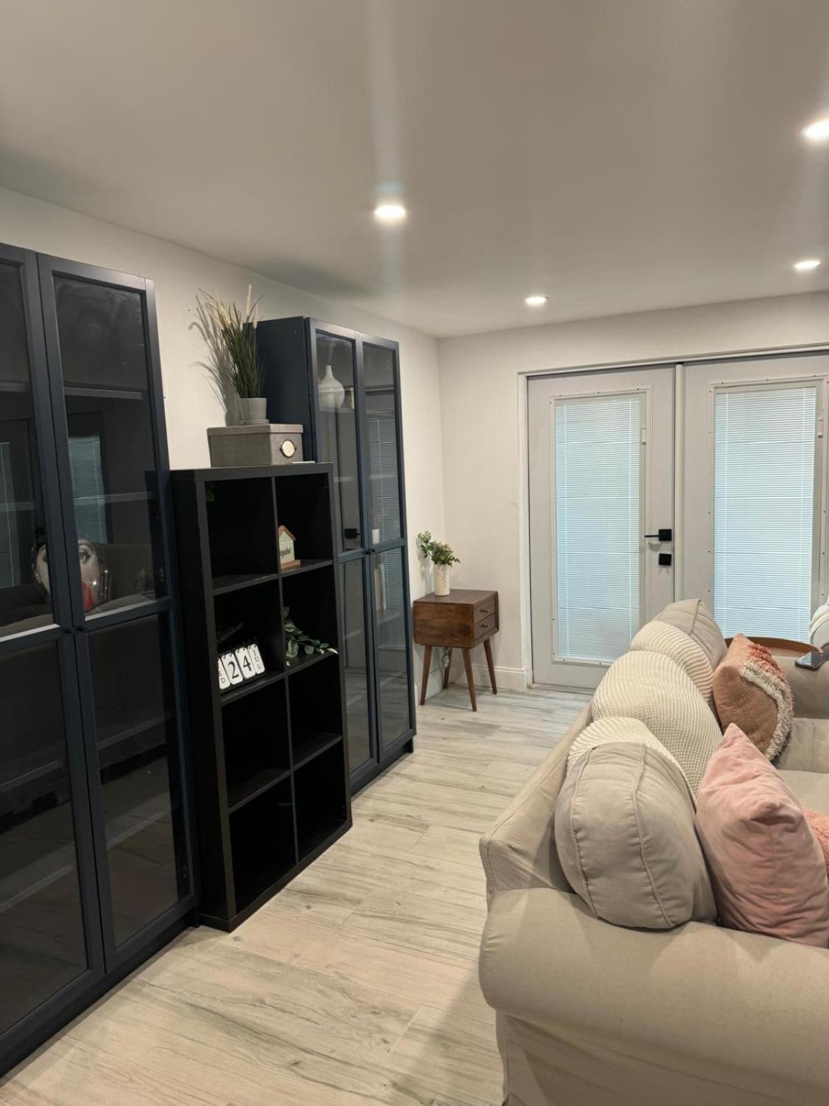 Charming 3-Bedroom Townhouse for Rent in Fountainbleau, Miami view 2
