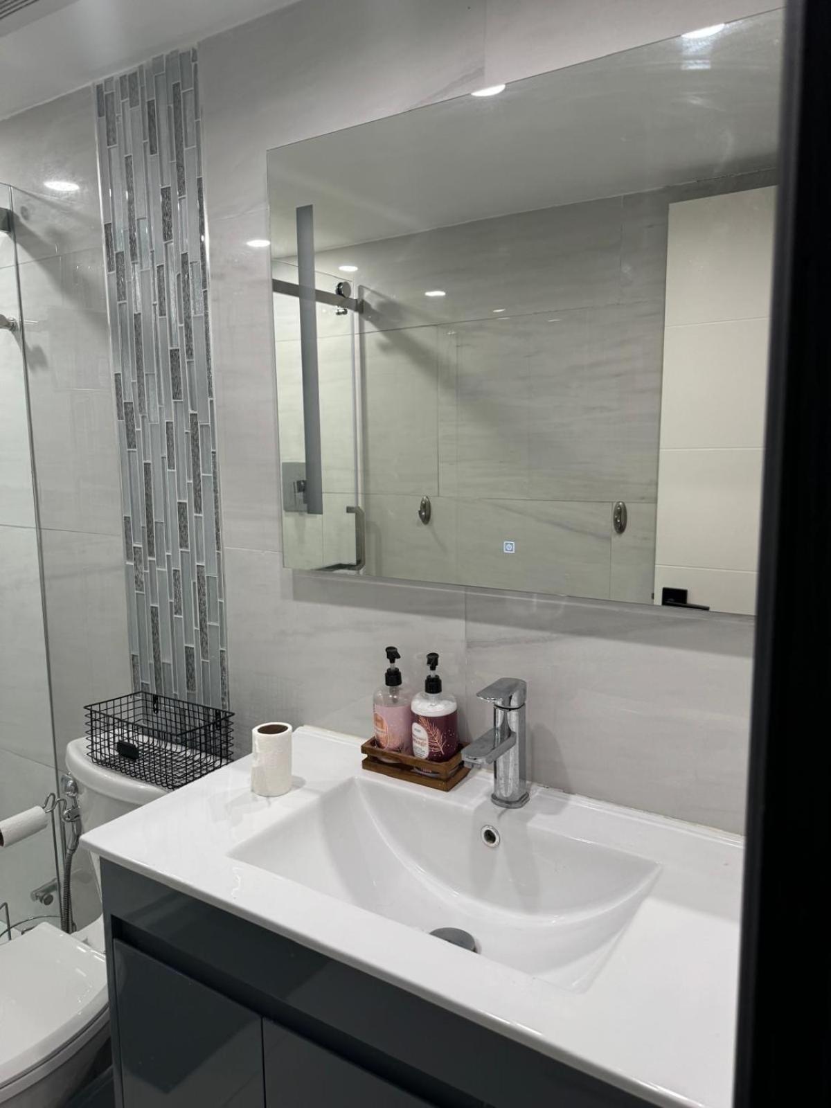 Charming 3-Bedroom Townhouse for Rent in Fountainbleau, Miami view 5