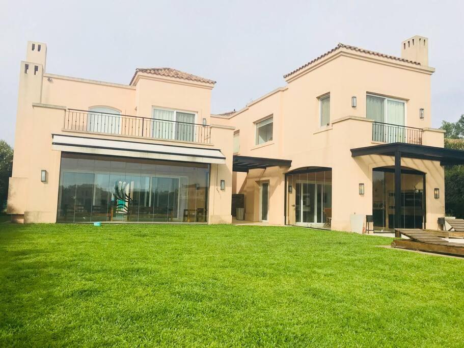 Hermosa casa lago, piscina en barrio privado Tigre