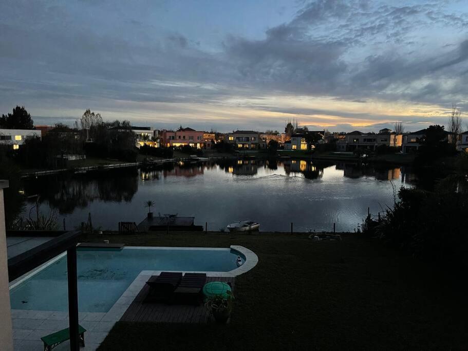 Hermosa casa lago, piscina en barrio privado Tigre