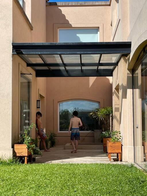 Hermosa casa lago, piscina en barrio privado Tigre