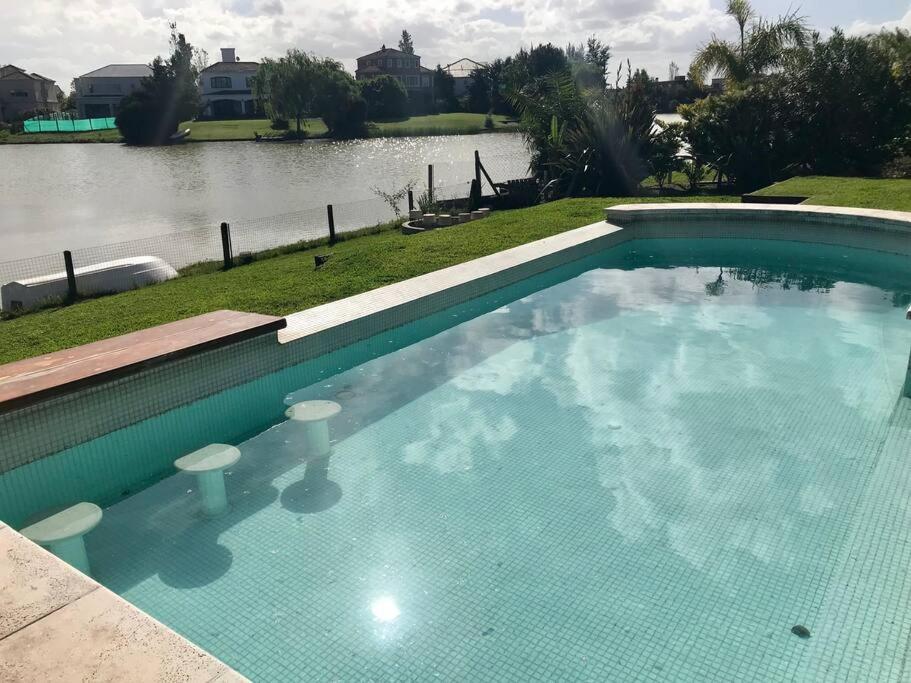 Hermosa casa lago, piscina en barrio privado Tigre