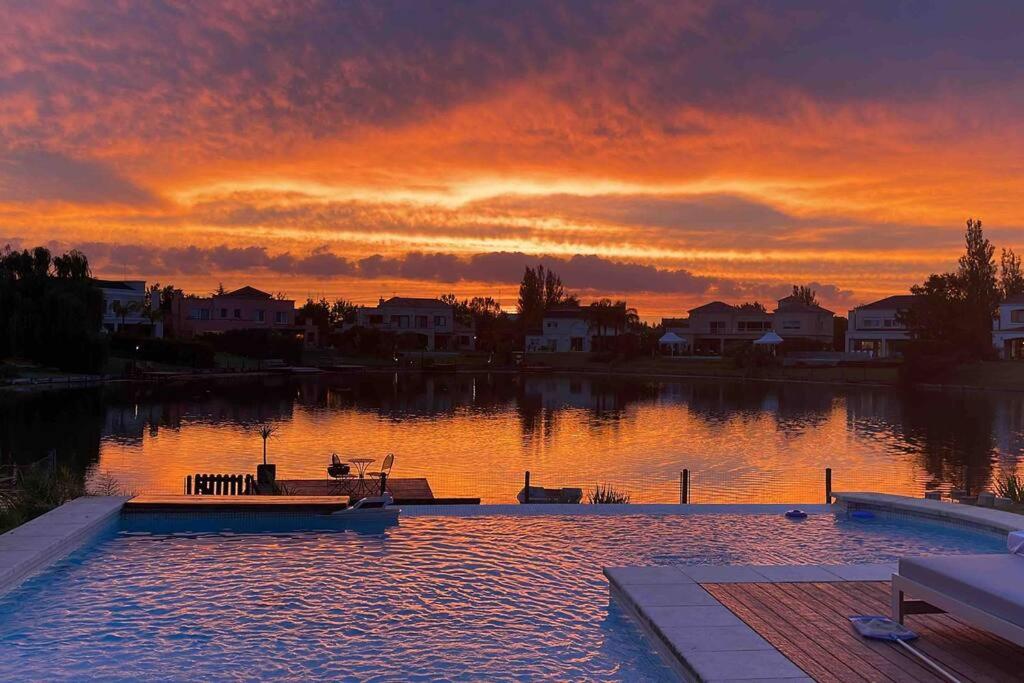 Hermosa casa lago, piscina en barrio privado Tigre