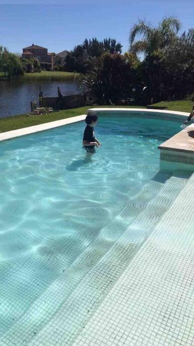 Hermosa casa lago, piscina en barrio privado Tigre