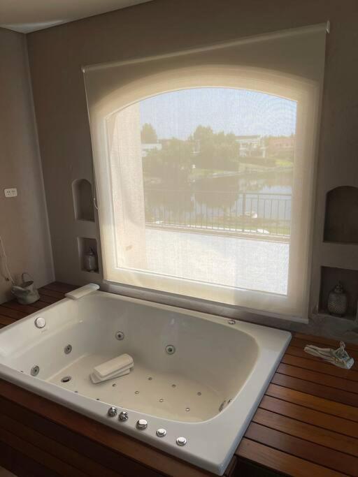 Hermosa casa lago, piscina en barrio privado Tigre