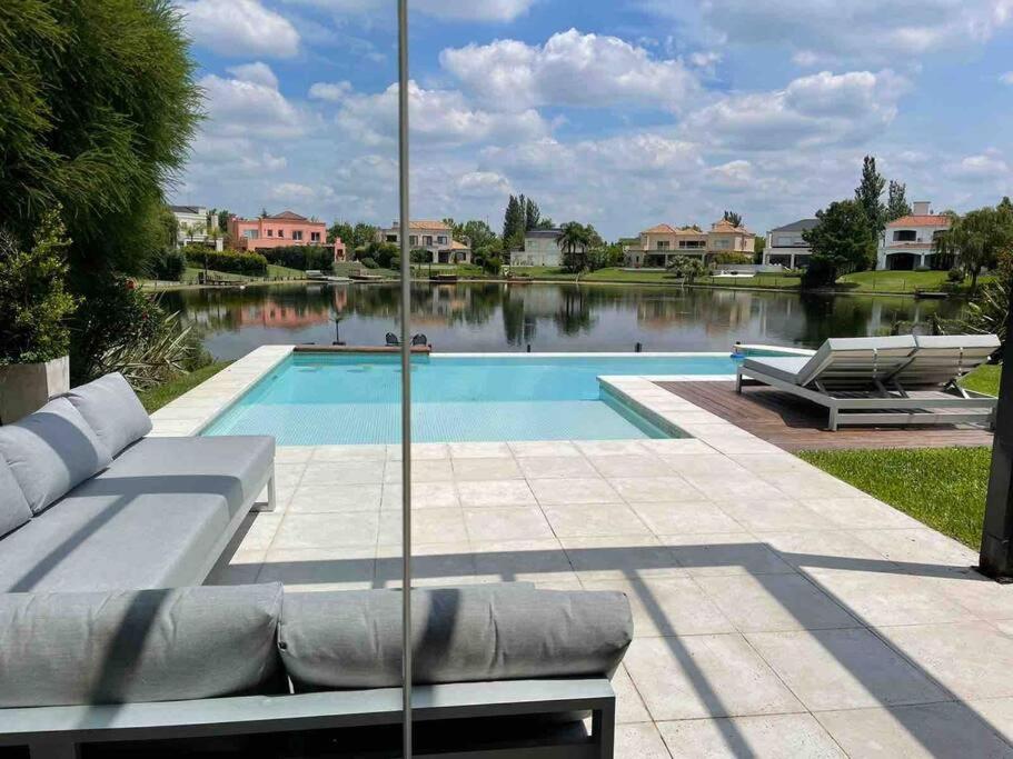 Hermosa casa lago, piscina en barrio privado Tigre