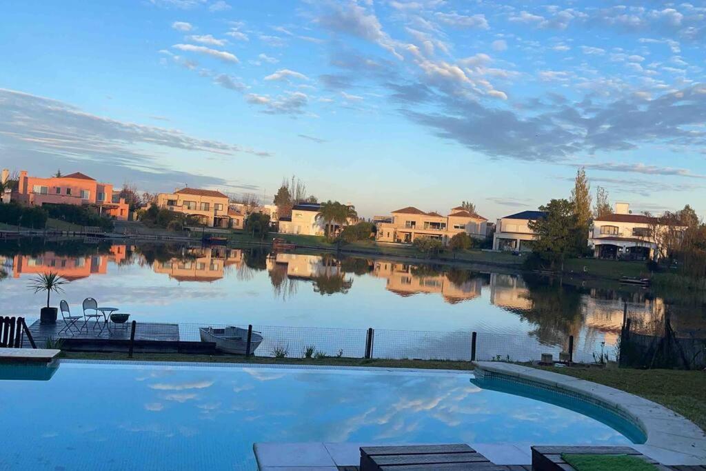 Hermosa casa lago, piscina en barrio privado Tigre