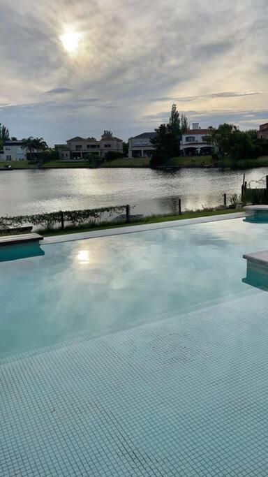 Hermosa casa lago, piscina en barrio privado Tigre