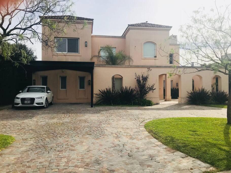 Hermosa casa lago, piscina en barrio privado Tigre