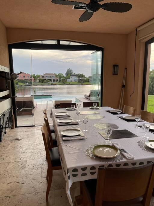 Hermosa casa lago, piscina en barrio privado Tigre