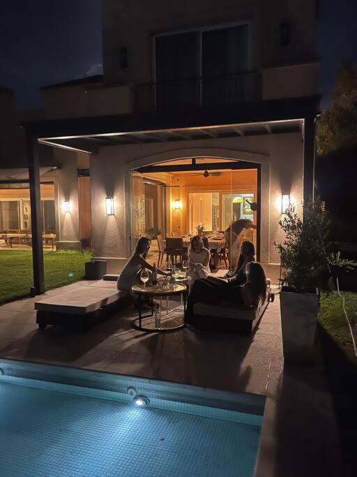 Hermosa casa lago, piscina en barrio privado Tigre