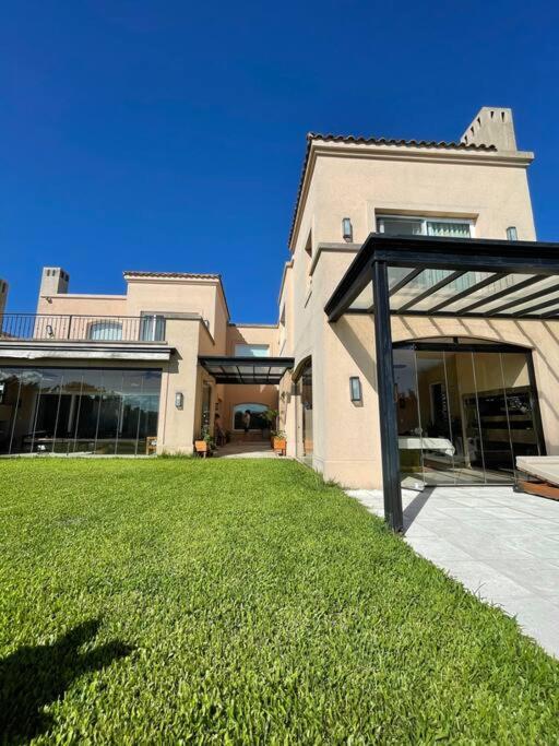 Hermosa casa lago, piscina en barrio privado Tigre