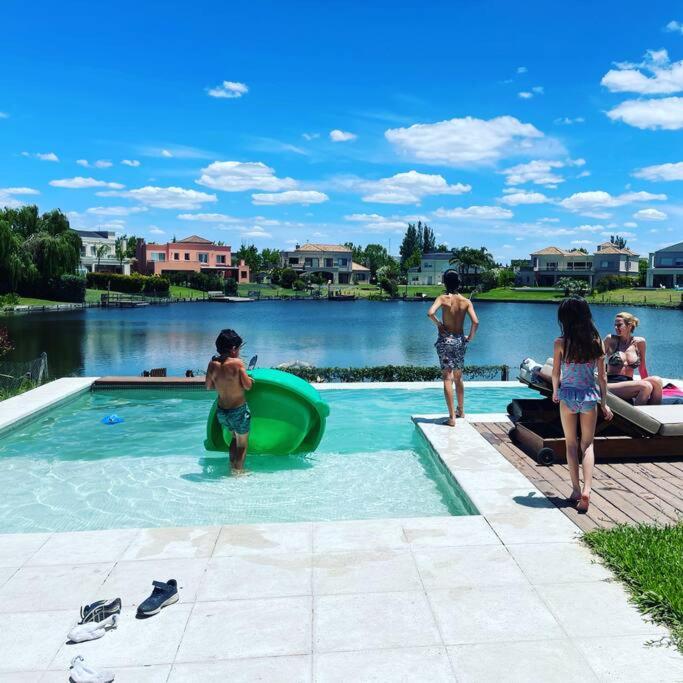 Hermosa casa lago, piscina en barrio privado Tigre