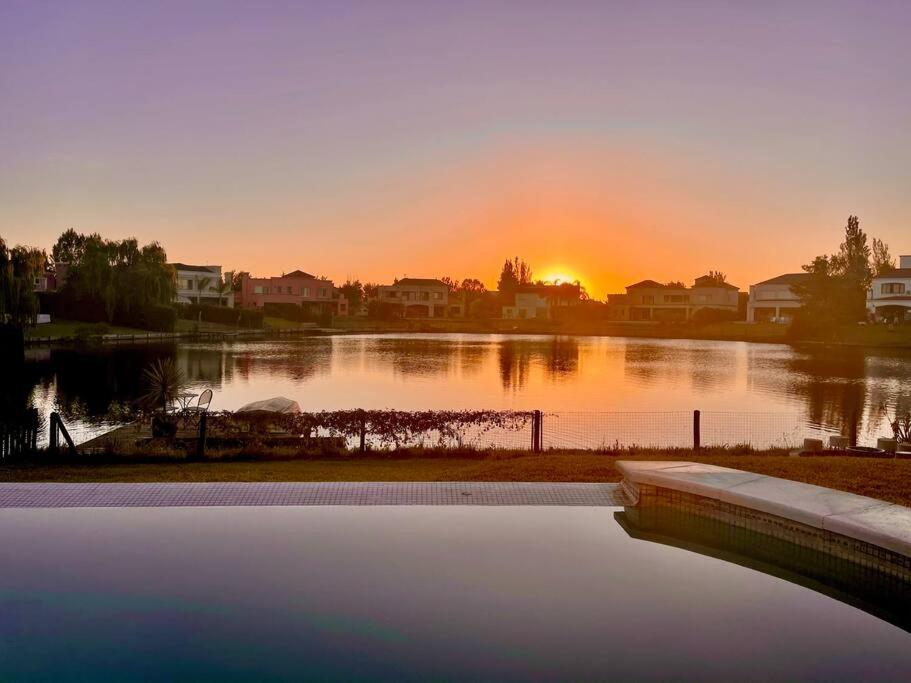 Hermosa casa lago, piscina en barrio privado Tigre