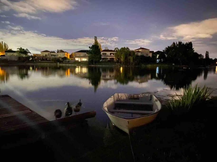 Hermosa casa lago, piscina en barrio privado Tigre