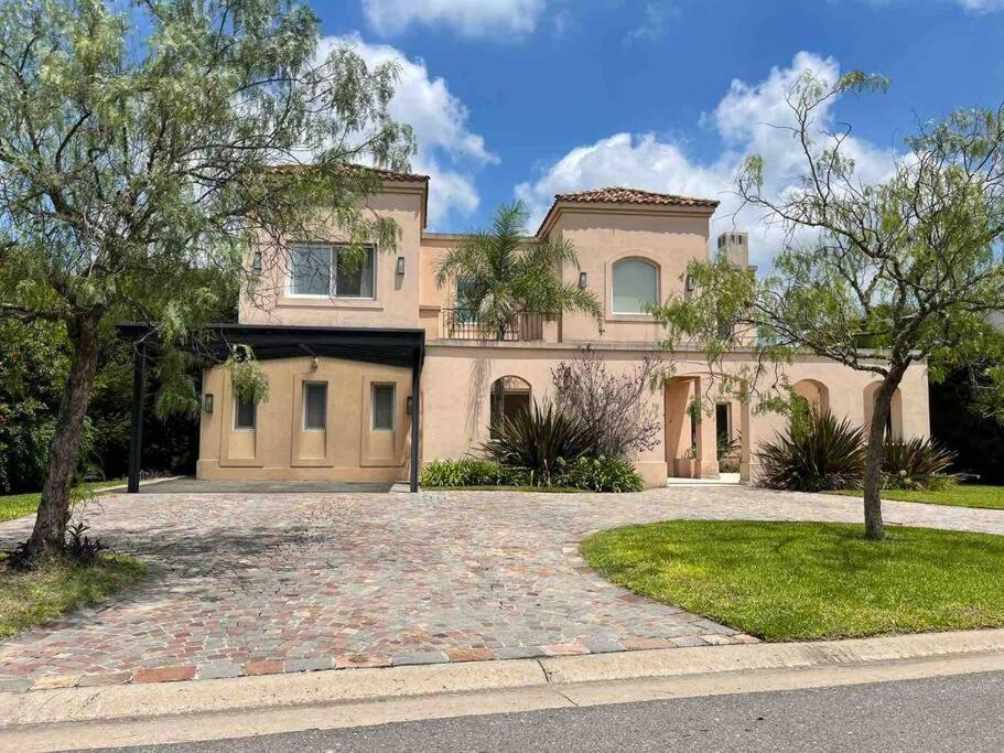 Hermosa casa lago, piscina en barrio privado Tigre