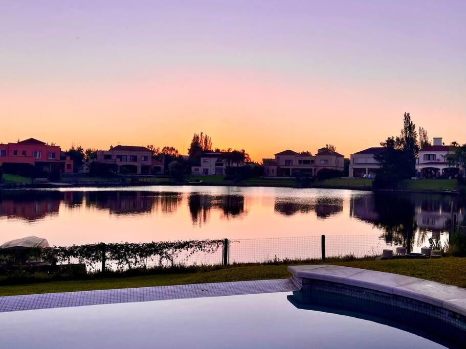 Hermosa casa lago, piscina en barrio privado Tigre