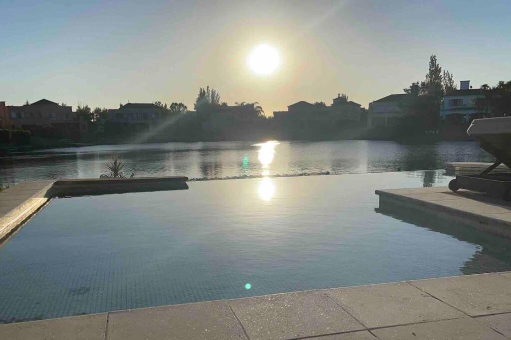 Hermosa casa lago, piscina en barrio privado Tigre