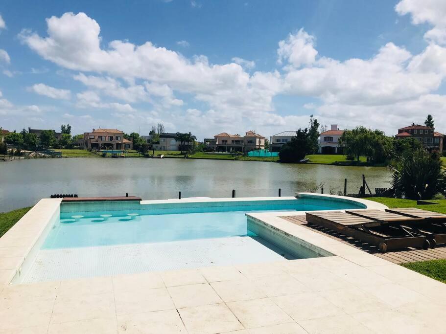 Hermosa casa lago, piscina en barrio privado Tigre