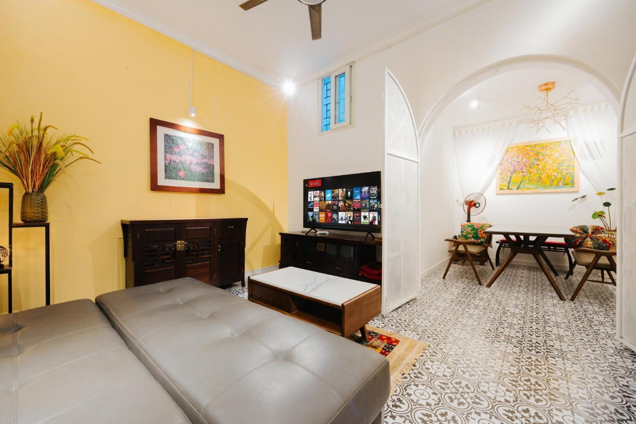 Center, natural light, fully equipped modern