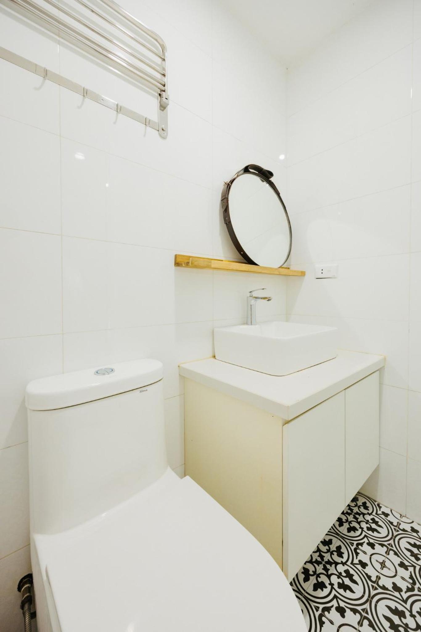 Center, natural light, fully equipped modern