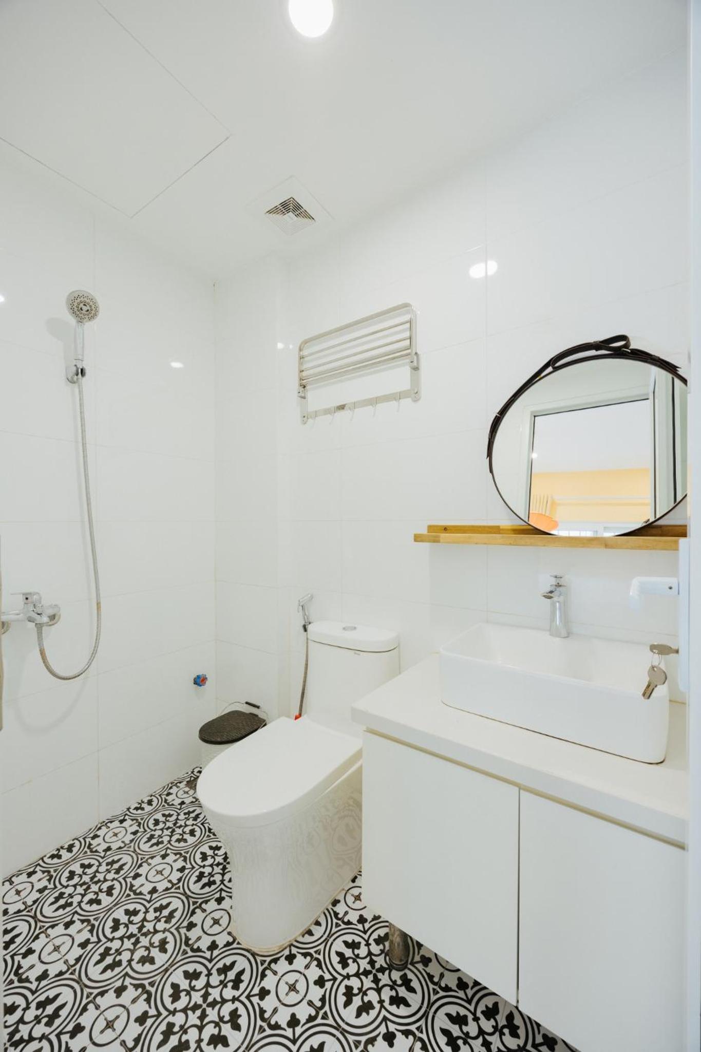 Center, natural light, fully equipped modern