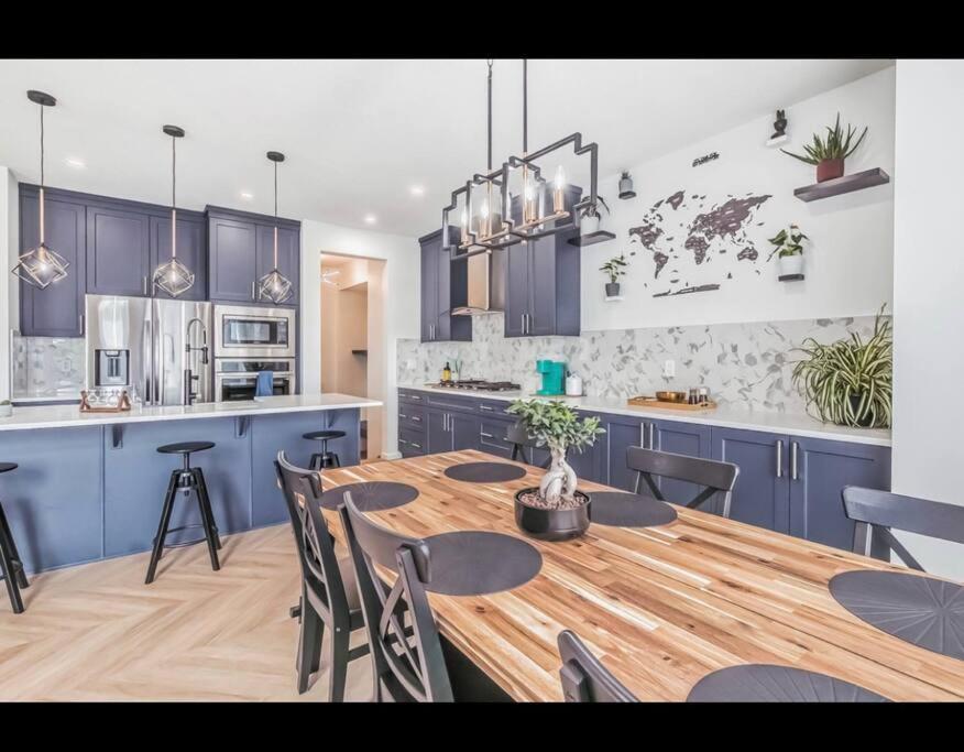 4 bedroom Luxury Home , Theater, Sleeps 7, AC , Garage