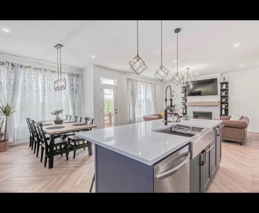 4 bedroom Luxury Home , Theater, Sleeps 7, AC , Garage
