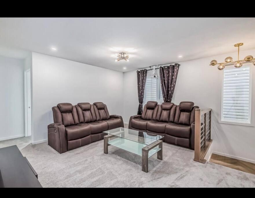 4 bedroom Luxury Home , Theater, Sleeps 7, AC , Garage