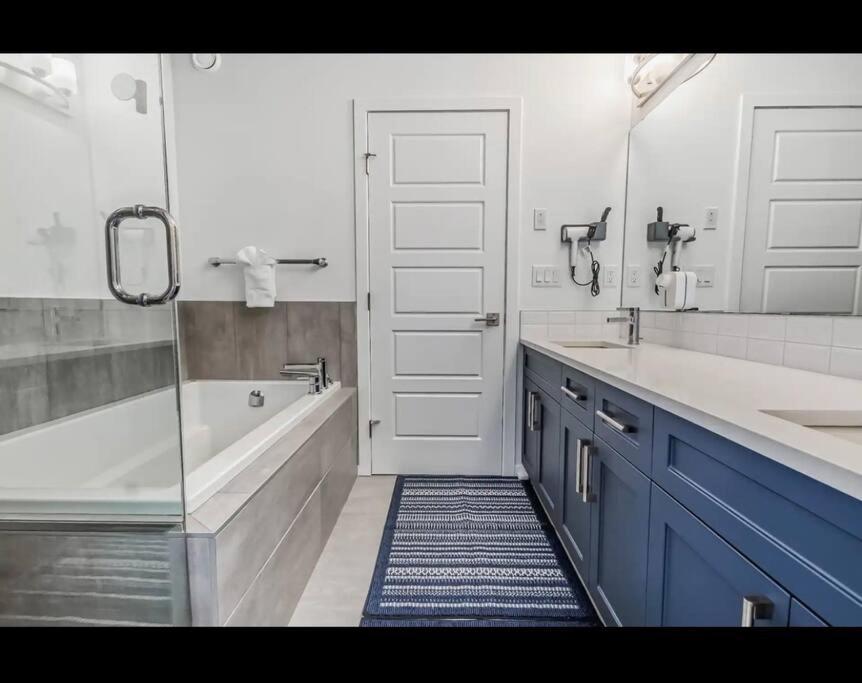 4 bedroom Luxury Home , Theater, Sleeps 7, AC , Garage