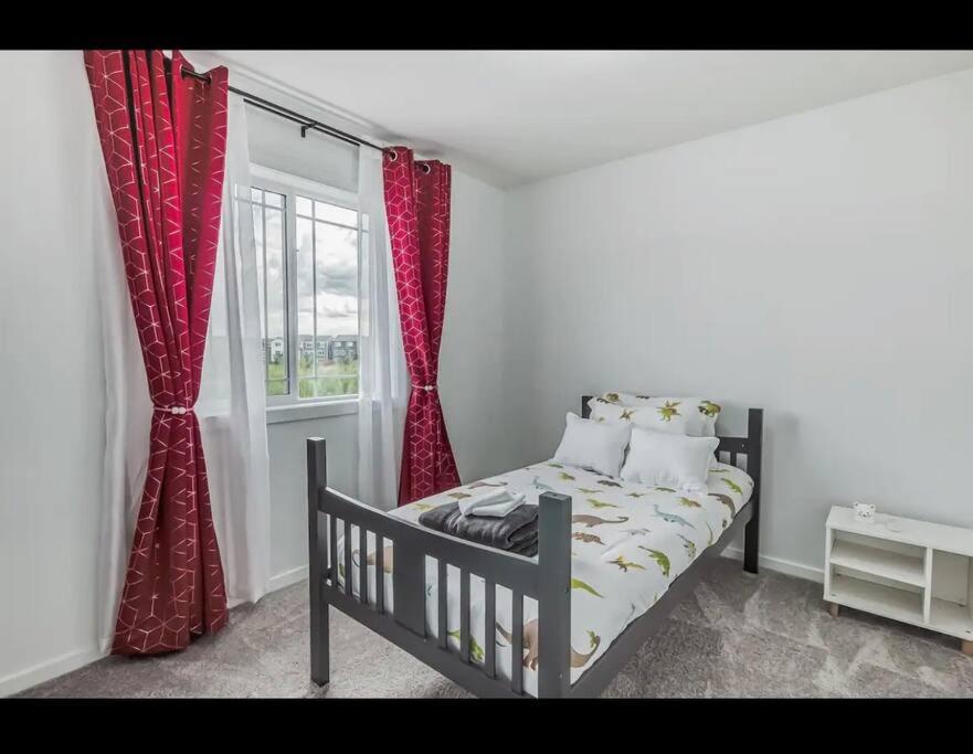 4 bedroom Luxury Home , Theater, Sleeps 7, AC , Garage