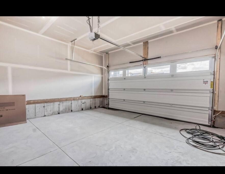 4 bedroom Luxury Home , Theater, Sleeps 7, AC , Garage