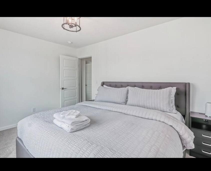 4 bedroom Luxury Home , Theater, Sleeps 7, AC , Garage