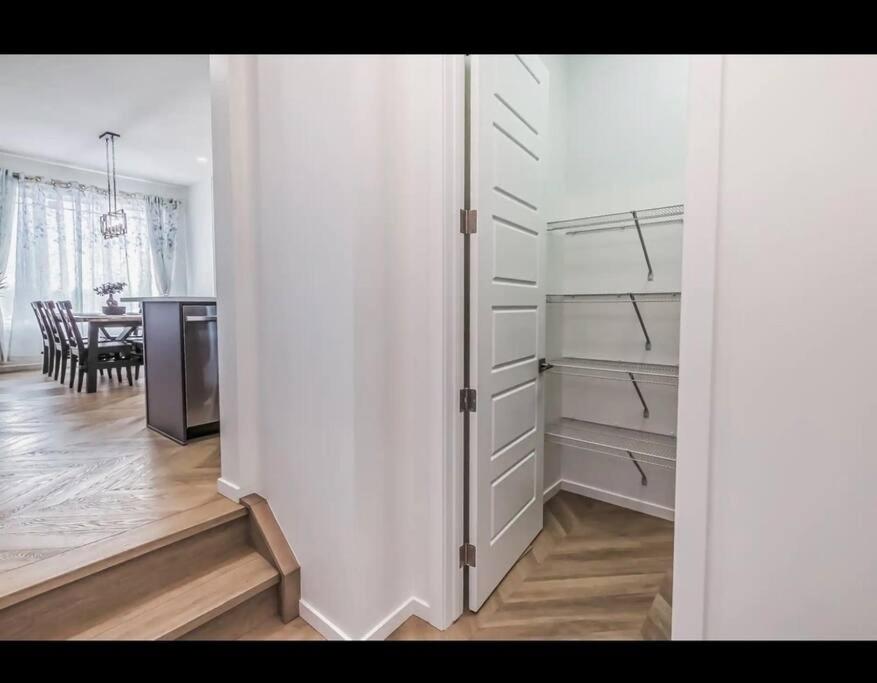 4 bedroom Luxury Home , Theater, Sleeps 7, AC , Garage