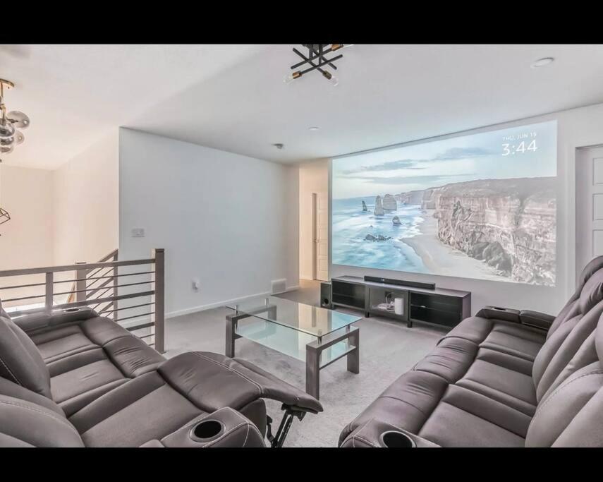 4 bedroom Luxury Home , Theater, Sleeps 7, AC , Garage
