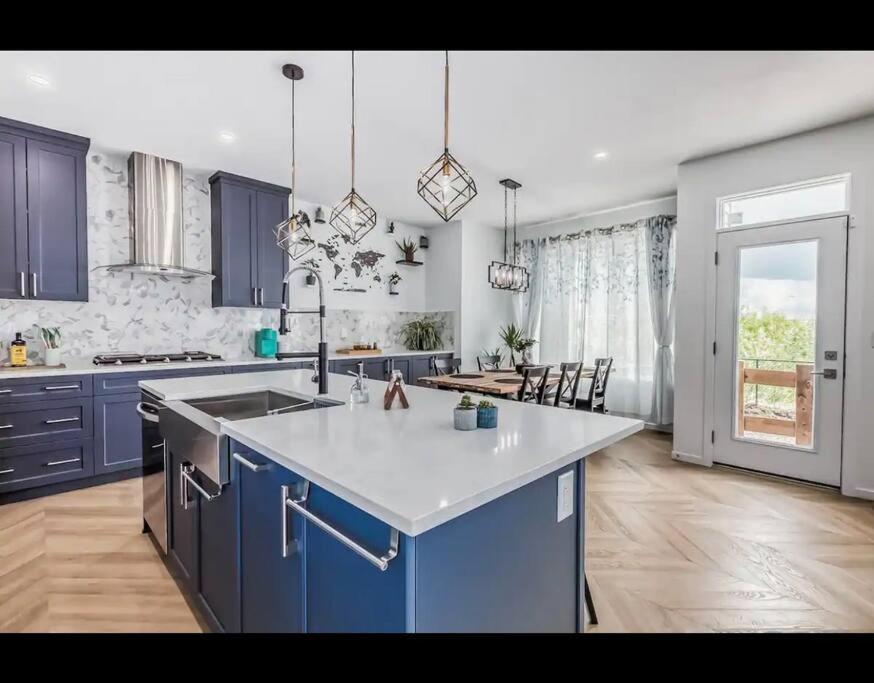 4 bedroom Luxury Home , Theater, Sleeps 7, AC , Garage