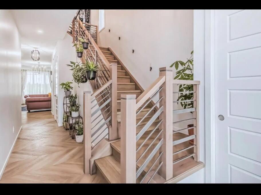 4 bedroom Luxury Home , Theater, Sleeps 7, AC , Garage