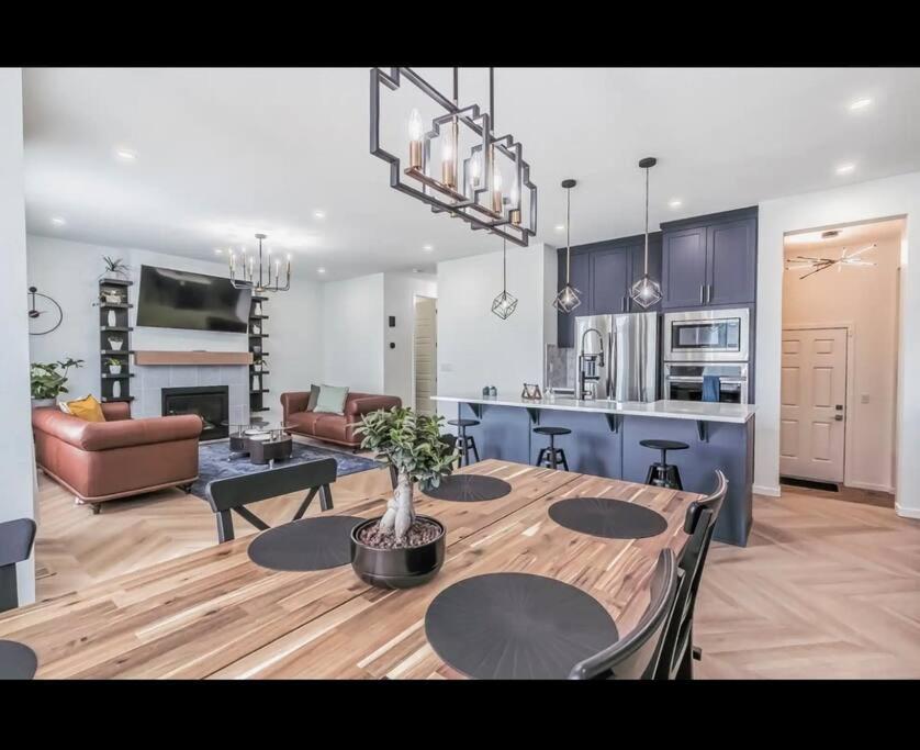 4 bedroom Luxury Home , Theater, Sleeps 7, AC , Garage